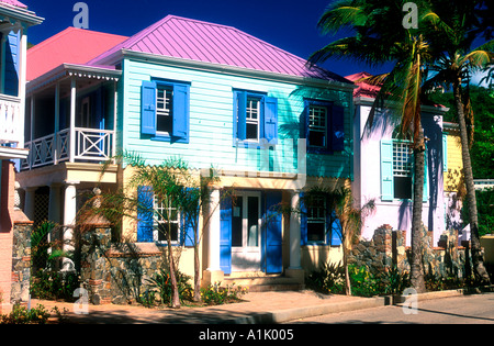 Des bâtiments au bord de l'orifice de Sopers marina West End Tortola Iles Vierges britanniques. Banque D'Images