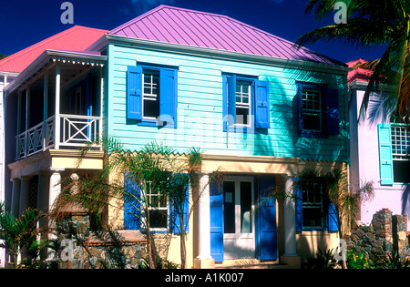 Des bâtiments au bord de l'orifice de Sopers marina West End Tortola Iles Vierges britanniques. Banque D'Images