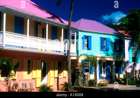 Des bâtiments au bord de l'orifice de Sopers marina West End Tortola Iles Vierges britanniques. Banque D'Images