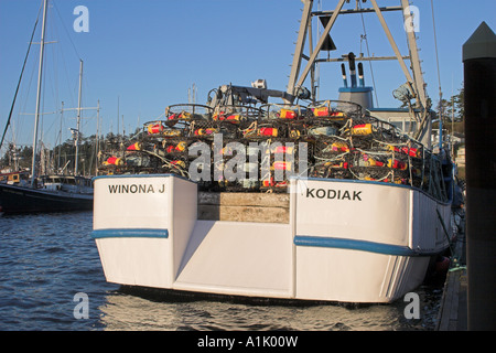 Bateaux de pêche commerciale chargé avec des casiers à crabe. Banque D'Images