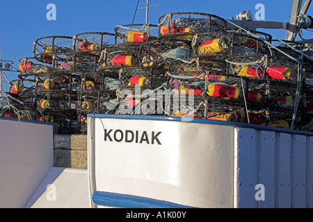 Bateaux de pêche commerciale chargé avec des casiers à crabe. Banque D'Images