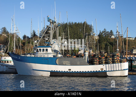 Bateaux de pêche commerciale chargé avec des casiers à crabe. Banque D'Images