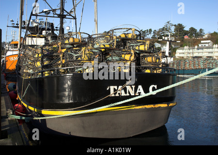 Bateaux de pêche commerciale chargé avec des casiers à crabe. Banque D'Images