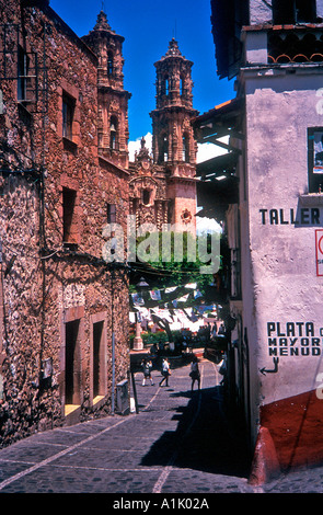 Rue Pavée, et l'église Santa Prisca Taxco Mexique Banque D'Images