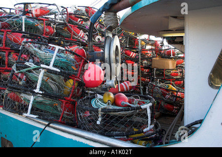 Bateaux de pêche commerciale chargé avec des casiers à crabe. Banque D'Images