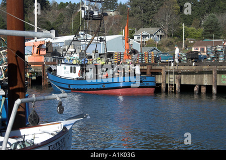 Bateaux de pêche commerciale chargé avec des casiers à crabe. Banque D'Images