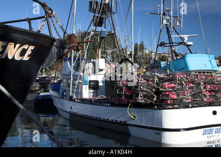 Bateaux de pêche commerciale chargé avec des casiers à crabe. Banque D'Images