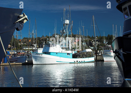 Bateaux de pêche commerciale chargé avec des casiers à crabe. Banque D'Images