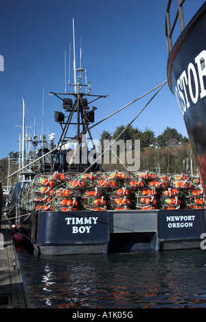 Bateaux de pêche commerciale chargé avec des casiers à crabe. Banque D'Images