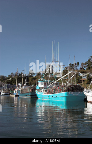 Bateaux de pêche commerciale chargé avec des casiers à crabe. Banque D'Images