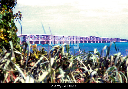 L'un des 43 ponts sur le 113 km Florida Keys Overseas Highway USA Banque D'Images