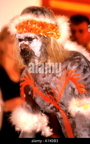 Aborigène de la terre d'Arnhem Elcho Island au large de la côte nord de l'Australie à une réception de l'art autochtone Banque D'Images