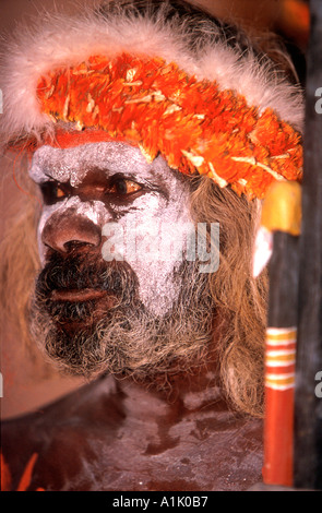 Aborigène de la terre d'Arnhem Elcho Island au large de la côte nord de l'Australie à une réception de l'art autochtone Banque D'Images