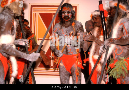 Aborigène de la terre d'Arnhem Elcho Island au large de la côte nord de l'Australie à une réception de l'art autochtone Banque D'Images