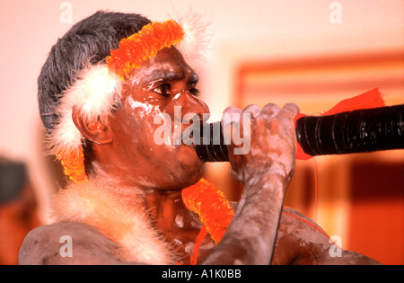 Aborigène de la terre d'Arnhem Elcho Island au large de la côte nord de l'Australie à une réception de l'art autochtone Banque D'Images