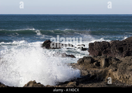 Vagues se brisant sur les rochers de Noth sur la côte de l'Oregon à Yachats Banque D'Images