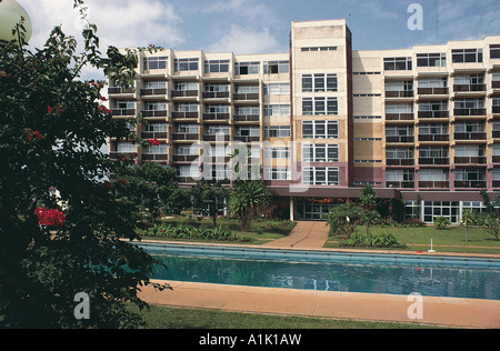 Vue extérieure de l'hôtel Meridien Umubano Kigali Rwanda en piscine en premier plan Banque D'Images