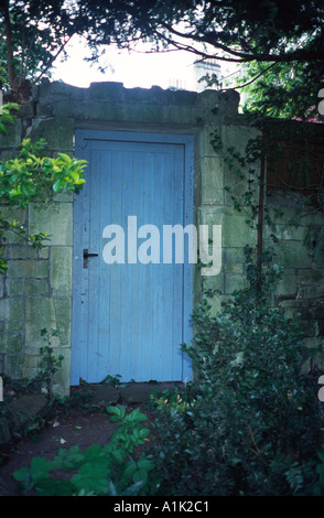 Porte bleue dans la région de garden wall baignoire Spa, Somerset, England UK Banque D'Images