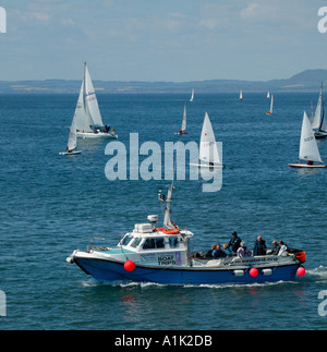 Bateau à voile en arrière-plan, à North Berwick East Lothian en Écosse avec excursion en bateau en premier plan Banque D'Images