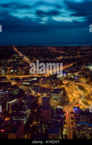 Autoroutes et Dominion Road Auckland Skytower vue de l'Île du Nord Nouvelle-zélande Banque D'Images