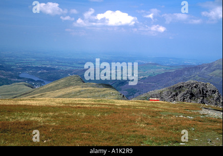 Vue large de Snowdon Mountain Railway avec Llyn Padarn en arrière-plan Banque D'Images