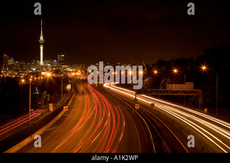 Le nord de l'autoroute et à la Skytower nuit Auckland New Zealand North Island Banque D'Images