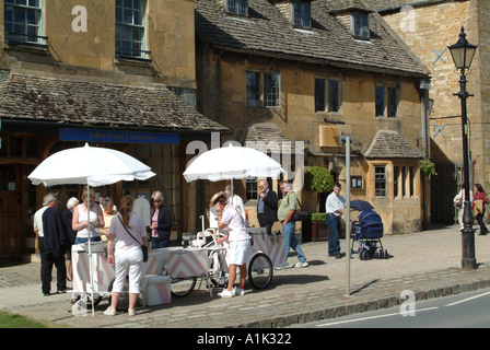 Les jeunes filles l'on vend de la crème glacée dans le Worcestershire Broadway Cotswolds Angleterre Royaume-Uni UK Banque D'Images