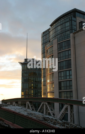 Coucher de soleil sur une section de l'ancien pont évêques démantelé à Paddington avec Sheldon Square Banque D'Images