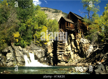 Le Crystal River passe par le Moulin de cristal, les vestiges d'une centrale électrique 1880 près de Crystal Colorado USA Banque D'Images