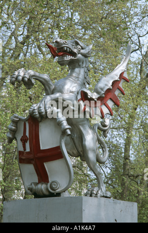 Statue de Griffin entrée de ville de Londres Angleterre Royaume-uni remblai Banque D'Images