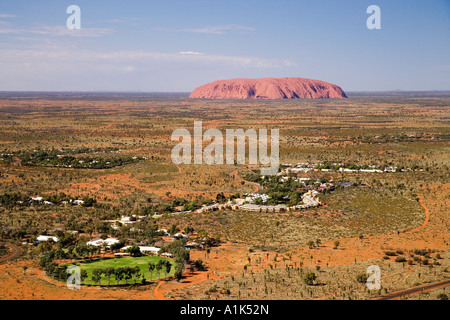 Village de Yulara et Uluru Ayers Rock Uluru Kata Tjuta National Park Aire de patrimoine mondial de l'antenne l'Australie Territoire du Nord Banque D'Images