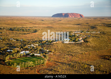 Village de Yulara et Uluru Ayers Rock Uluru Kata Tjuta National Park Aire de patrimoine mondial de l'antenne l'Australie Territoire du Nord Banque D'Images