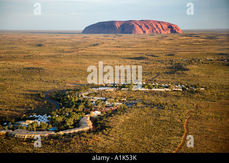 Village de Yulara et Uluru Ayers Rock Uluru Kata Tjuta National Park Aire de patrimoine mondial de l'antenne l'Australie Territoire du Nord Banque D'Images