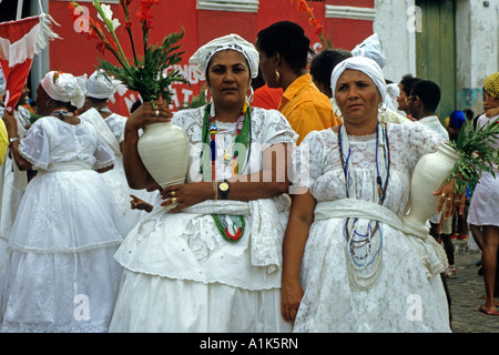 Deux femme Bahia, vêtus de costumes traditionnels, se préparer pour une fête traditionnelle dans le nord-est du Brésil. Banque D'Images