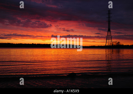 Coucher du soleil sur le lac à Helsinki, Finlande, Scandinavie Banque D'Images