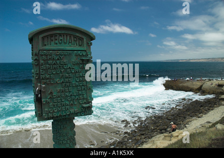 Un sauveteur phone booth donne sur les plages de La Jolla, San Diego, Californie. Banque D'Images