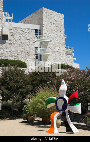 Une vue d'une sculpture moderniste dans le jardin central (centre en arrière-plan) à J. Paul Getty Center, Los Angeles, Californie Banque D'Images