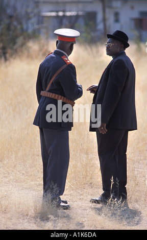 Chef de Tribu de style paramilitaire et un autre groupe aîné local Festival à Okahandja sur Maherero août jour Namibie Banque D'Images