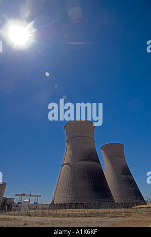 Les tours de refroidissement à la centrale nucléaire de Rancho Seco en Californie maintenant fermer Banque D'Images