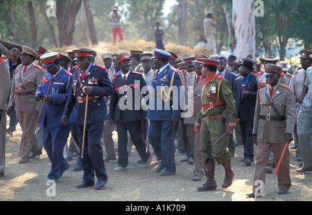 Les chefs de tribus de style groupe paramilitaire arrivant à la cimetière Maherero août jour Okahandja Namibie Banque D'Images