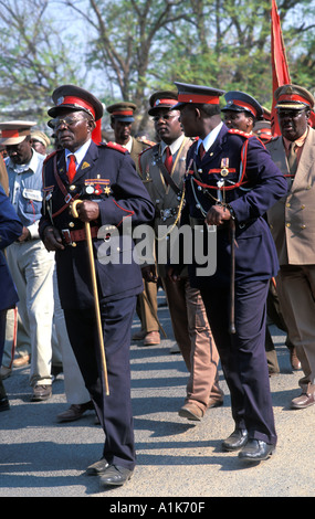 Les chefs de tribus de style groupe paramilitaire arrivant à la cimetière Maherero août jour Okahandja Namibie Banque D'Images