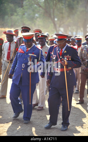 Les chefs de tribus de style groupe paramilitaire arrivant à la cimetière Maherero août jour Okahandja Namibie Banque D'Images