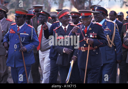 Les chefs de tribus de style groupe paramilitaire arrivant à la cimetière Maherero août jour Okahandja Namibie Banque D'Images