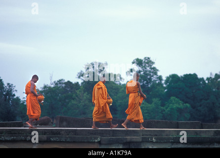 Un groupe de moines de marcher le long de la chaussée au Cambodge d'Angkor Wat Banque D'Images