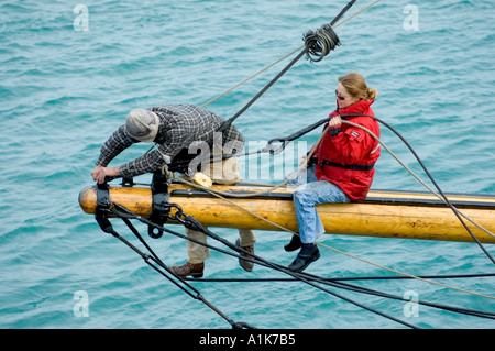 Les travailleurs hommes et femmes n'maintence et réparations sur le grand voilier amarré au Highlander St Clair River Port Huron au Michigan Banque D'Images