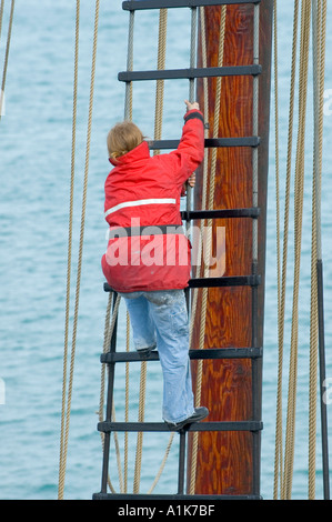 Les travailleurs hommes et femmes n'maintence et réparations sur le grand voilier amarré au Highlander St Clair River Port Huron au Michigan Banque D'Images