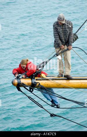 Les travailleurs hommes et femmes n'maintence et réparations sur le grand voilier amarré au Highlander St Clair River Port Huron au Michigan Banque D'Images
