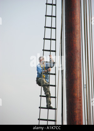 Les travailleurs hommes et femmes n'maintence et réparations sur le grand voilier amarré au Highlander St Clair River Port Huron au Michigan Banque D'Images