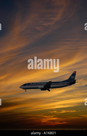 Silhouette d'air plane dans un coucher de soleil dans la soirée, comme il se prépare à la terre Banque D'Images