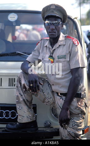 Membre du groupe de style paramilitaire en uniforme pour le principal festival Herero qui tombe en août de chaque année Okahandja Namibie Banque D'Images